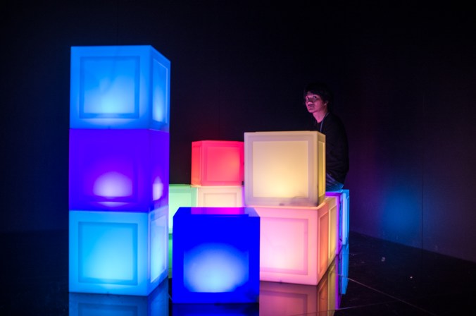 Non ho capito se quella faccia che spunta appartenga al creatore di queste sedute luminose